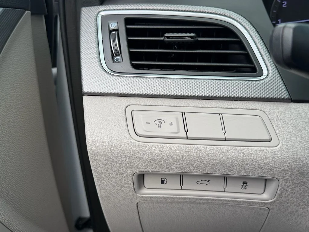 Used 2015 White Hyundai SE image 24