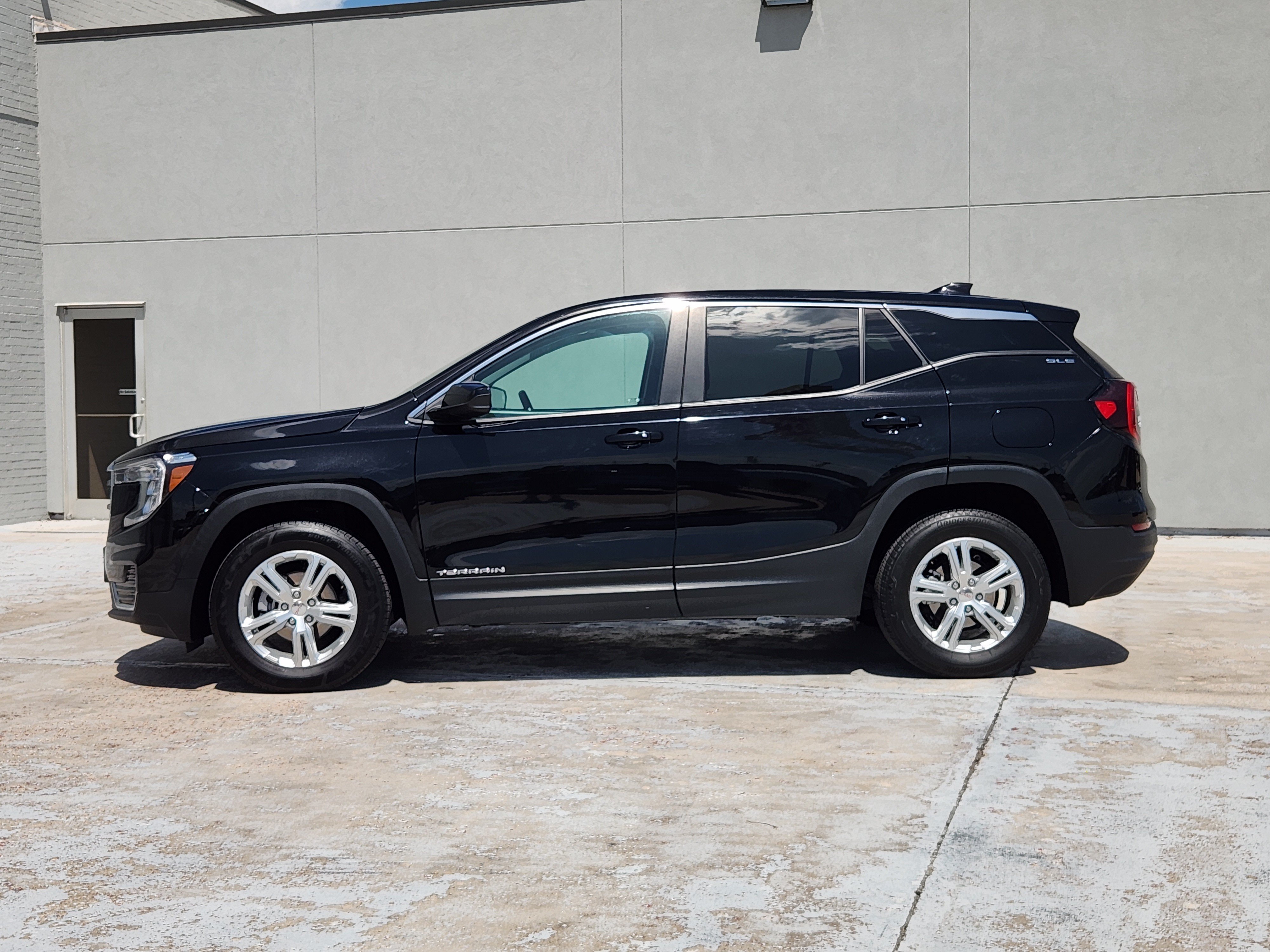 Used 2024 Ebony Twilight Metallic GMC SLE image 6