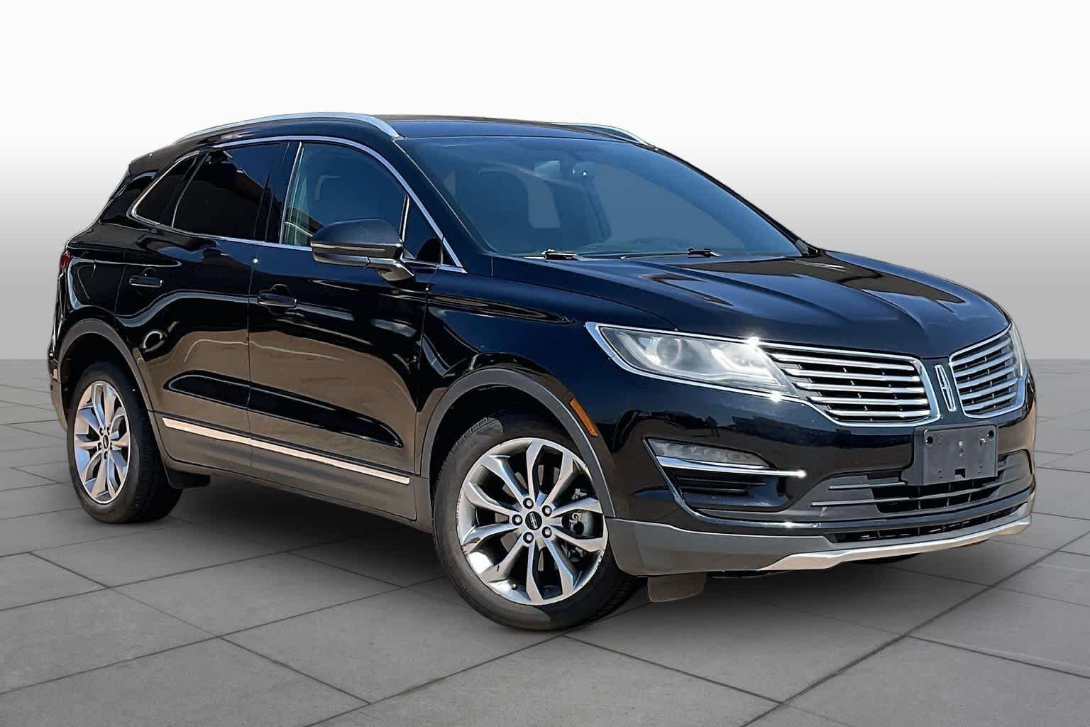Used 2017 Black Velvet Lincoln Select image 3