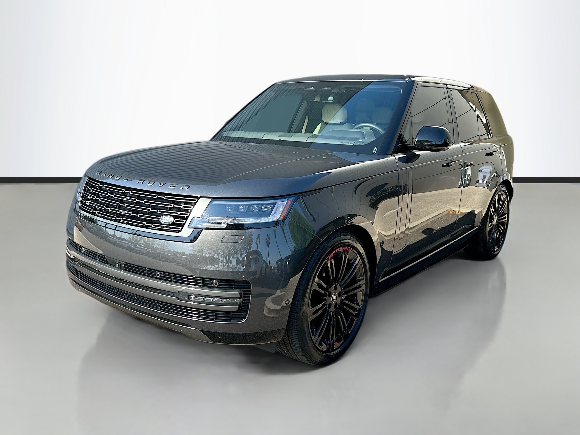 Used 2025 Gray Land Rover SE image 1