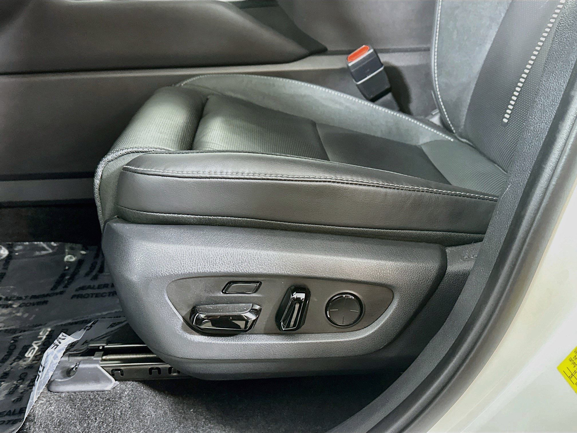 Certified Used 2025 Pearl Lexus 350 Luxury image 19