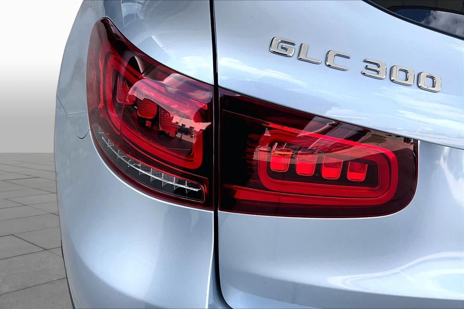 Used 2022 Black Mercedes-Benz GLC 300 image 25
