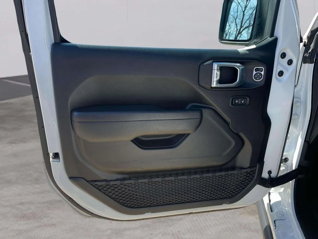 Used 2025 Bright White Clearcoat Jeep Rubicon image 19