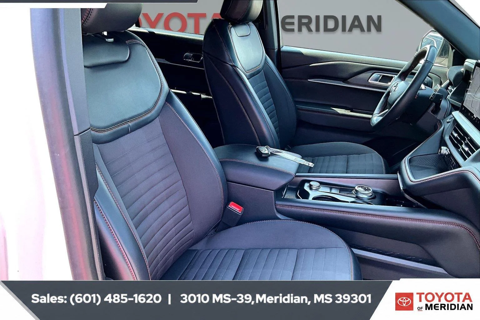 Used 2025 Star White Metallic Tri-Coat Ford ST-Line image 6