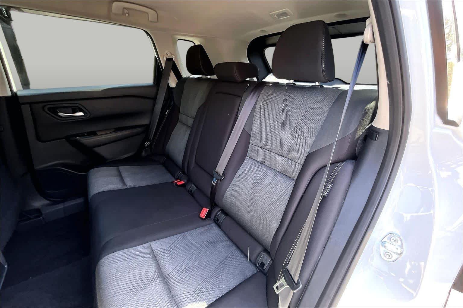 Used 2025 Everest White Pearl Nissan SV image 21
