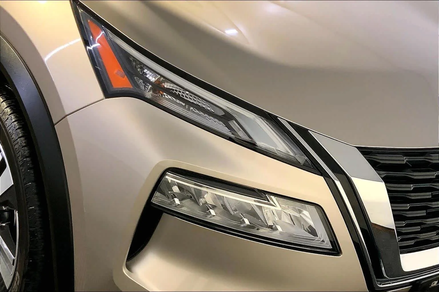 Used 2021 Champagne Silver Metallic/Super Black Nissan SL image 27