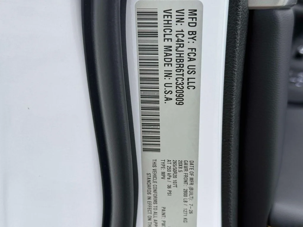 New 2026 Bright White Clear-Coat Exterior Paint Jeep Limited image 18
