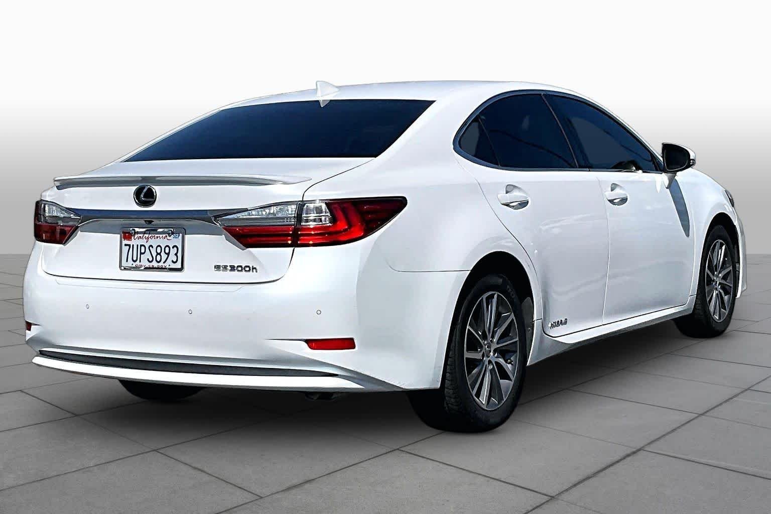 Used 2016 Eminent White Pearl Lexus Hybrid image 12