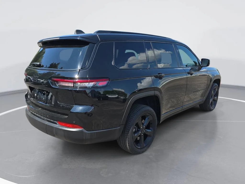 Used 2024 Black Jeep Limited 4x4 image 3