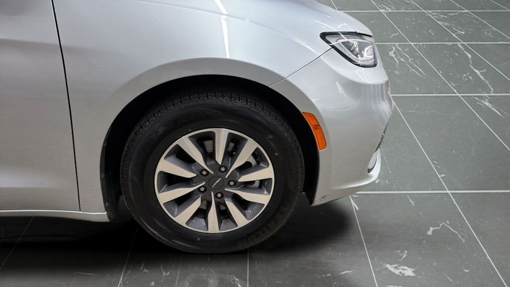 Used 2023 Silver Chrysler Touring L image 26