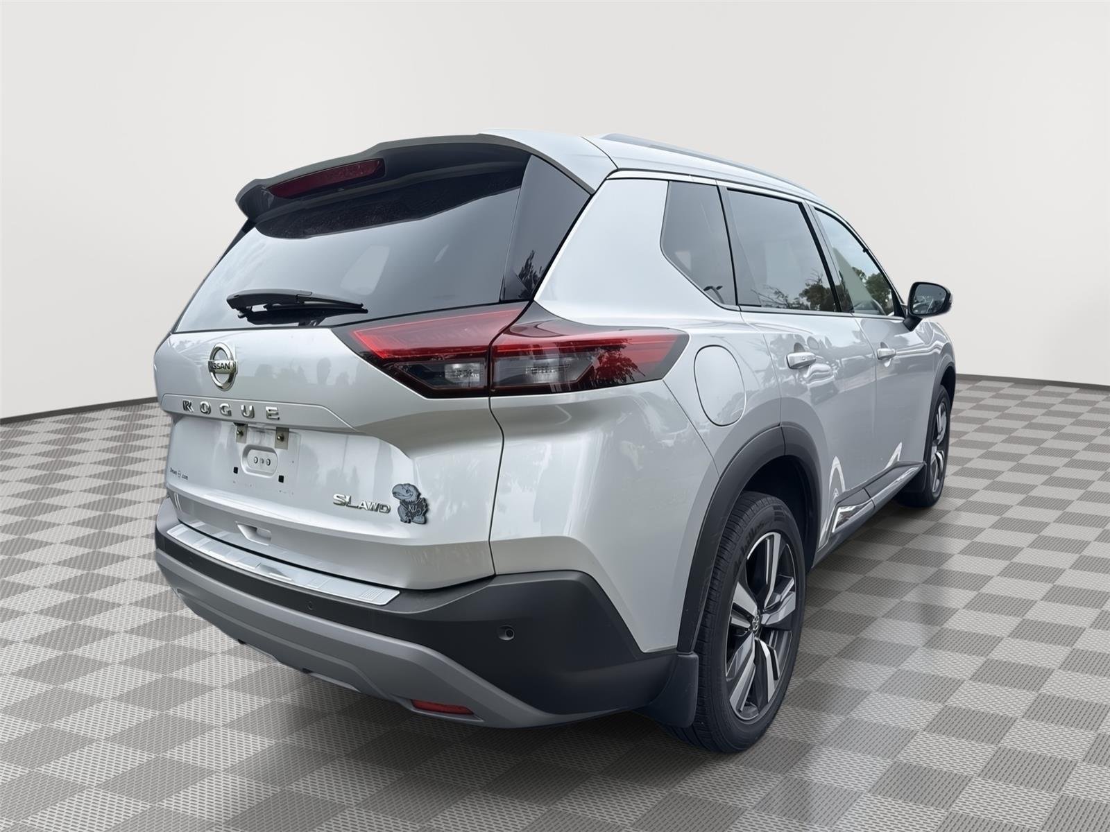 Used 2021 Brilliant Silver Metallic Nissan SL image 4