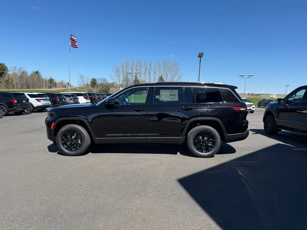 New 2026 Diamond Black Crystal Pearlcoat Jeep Laredo image 7