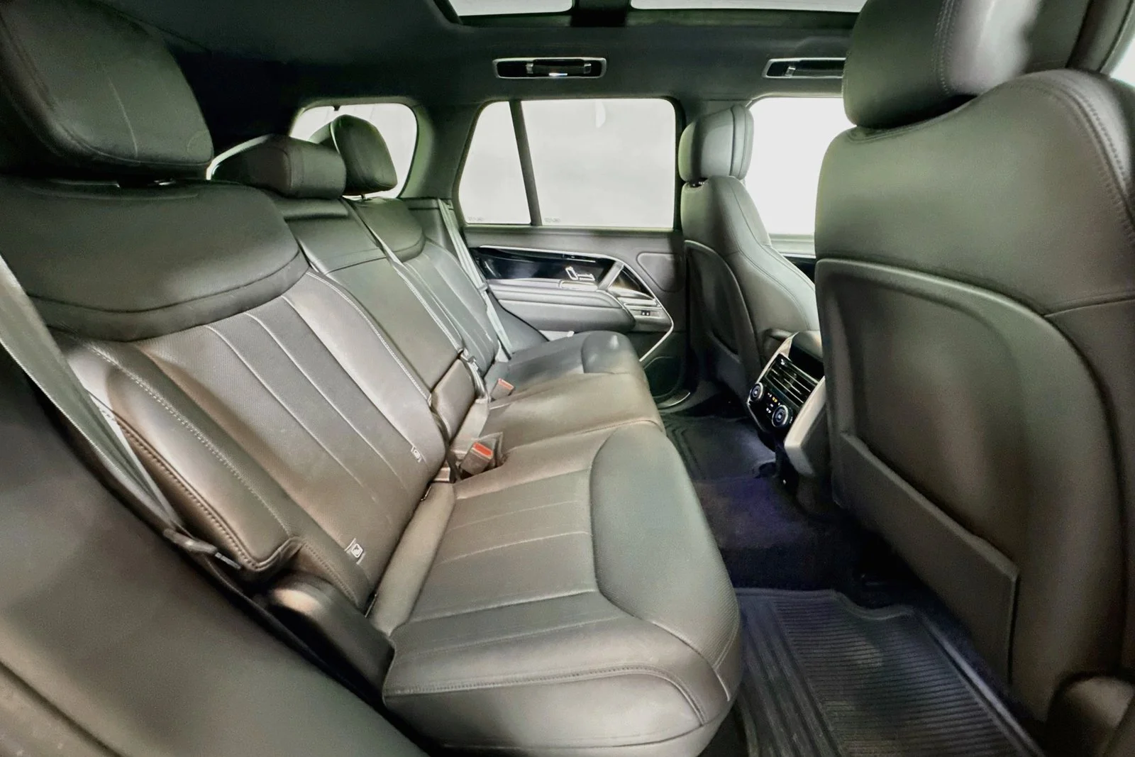 Used 2025 Santorini Black Metallic Land Rover SE image 26