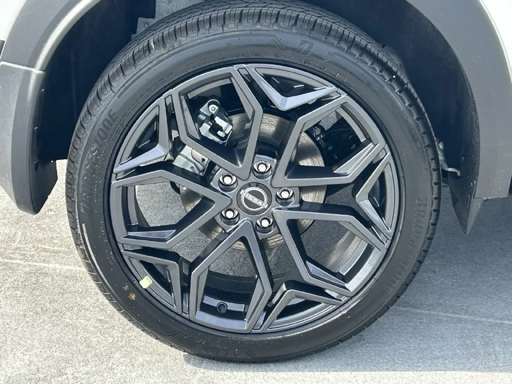 New 2026 Aspen White TriCoat / Super Black Two-tone Nissan SR image 7