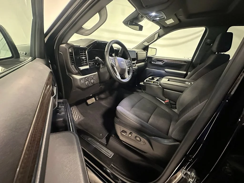 Used 2023 BLACK Chevrolet RST image 20