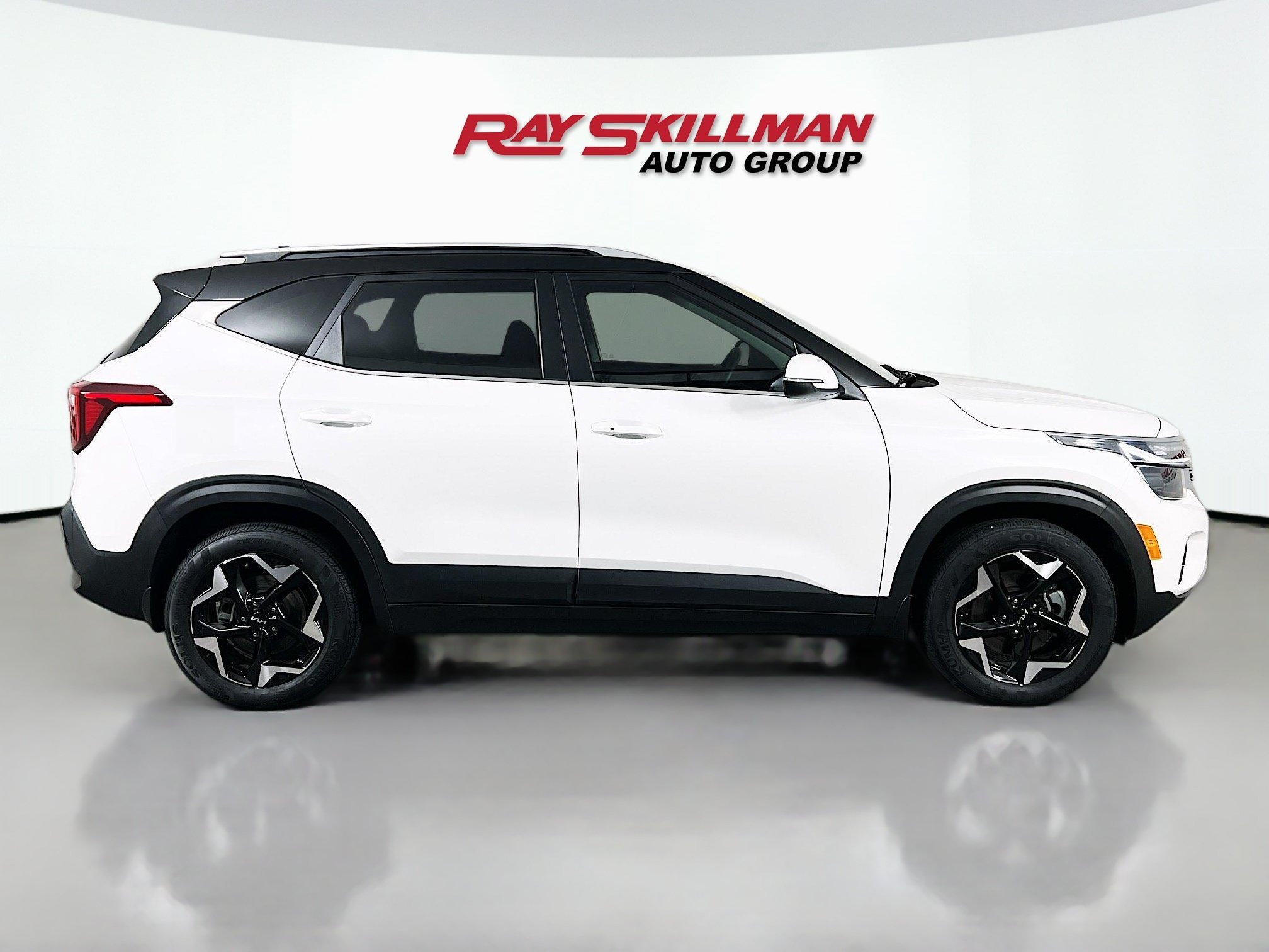 Used 2024 Snow White Pearl Kia EX image 8