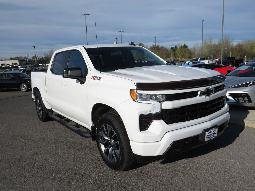 Used 2024 Summit White Chevrolet RST image 2