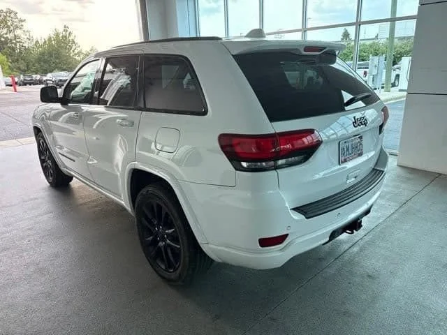Used 2020 Bright White Clearcoat Jeep ALTITUDE image 11