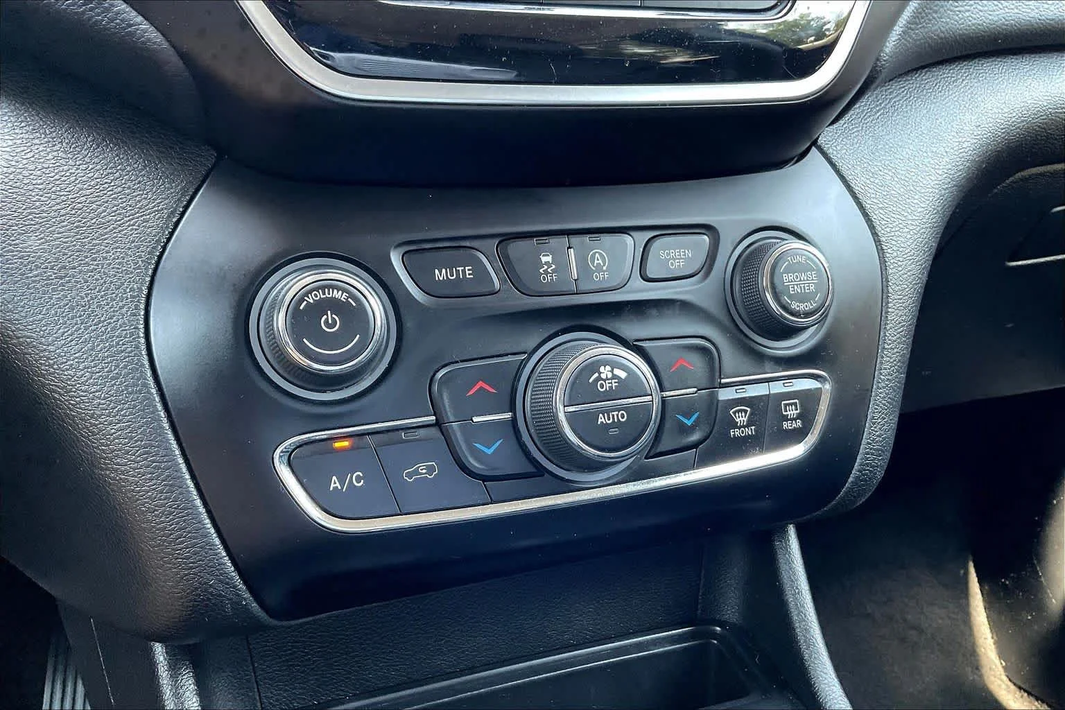 Used 2020 Bright White Clearcoat Jeep Limited image 32