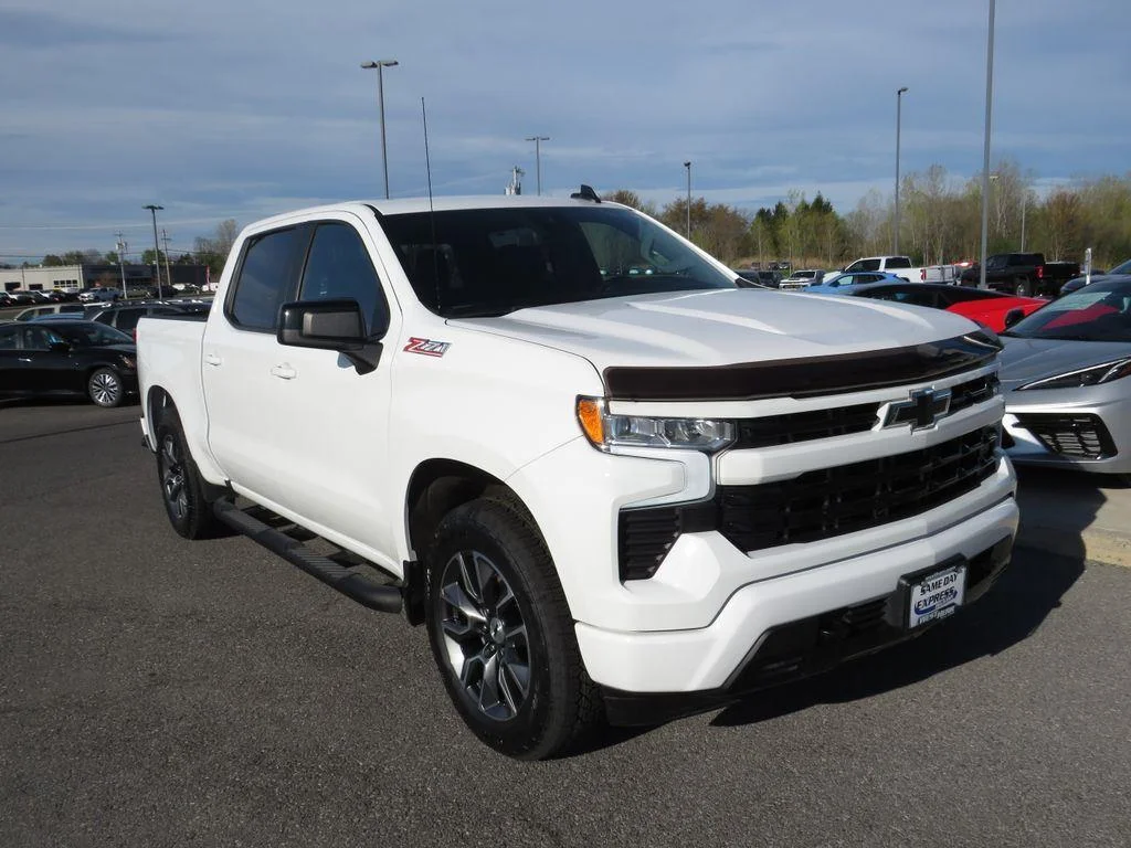 Used 2024 Summit White Chevrolet RST image 2