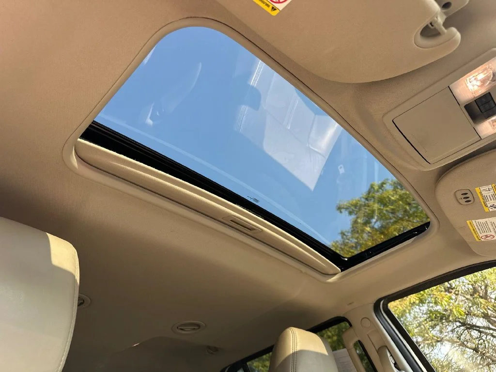 Used 2015 White Lincoln Base image 9
