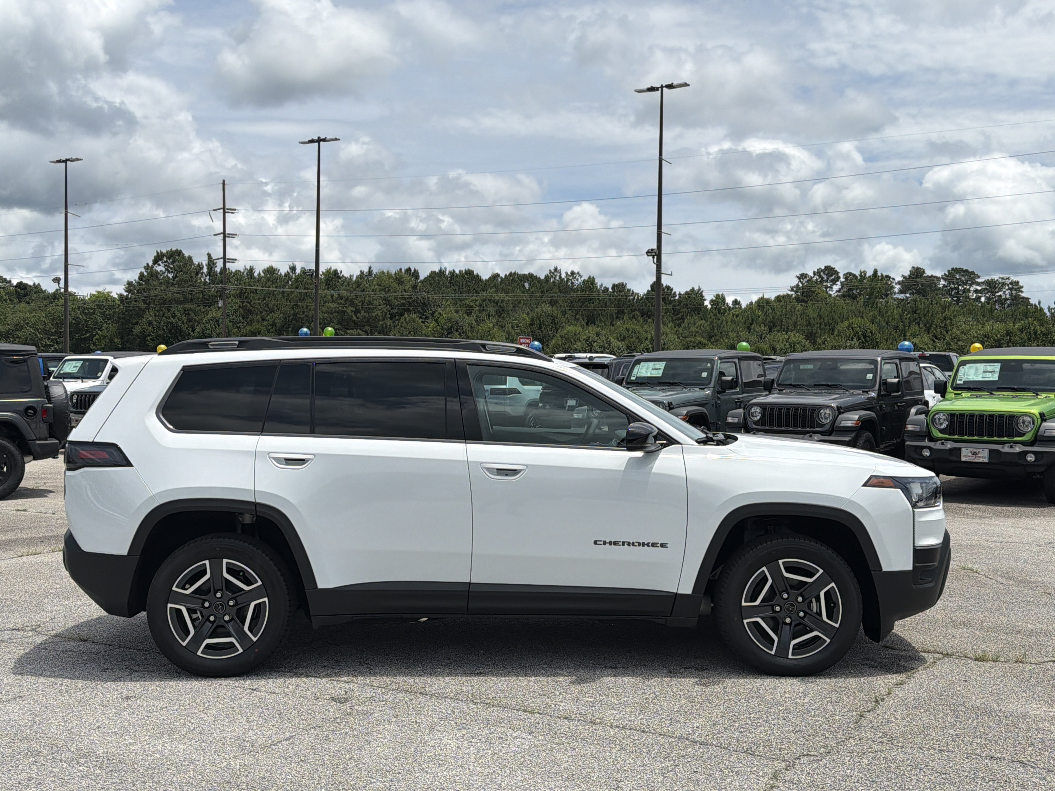 New 2026 Bright White Clear-Coat Exterior Paint Jeep Limited image 9