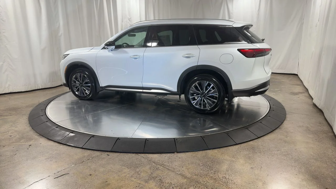 Certified Used 2026 White INFINITI LUXE image 11