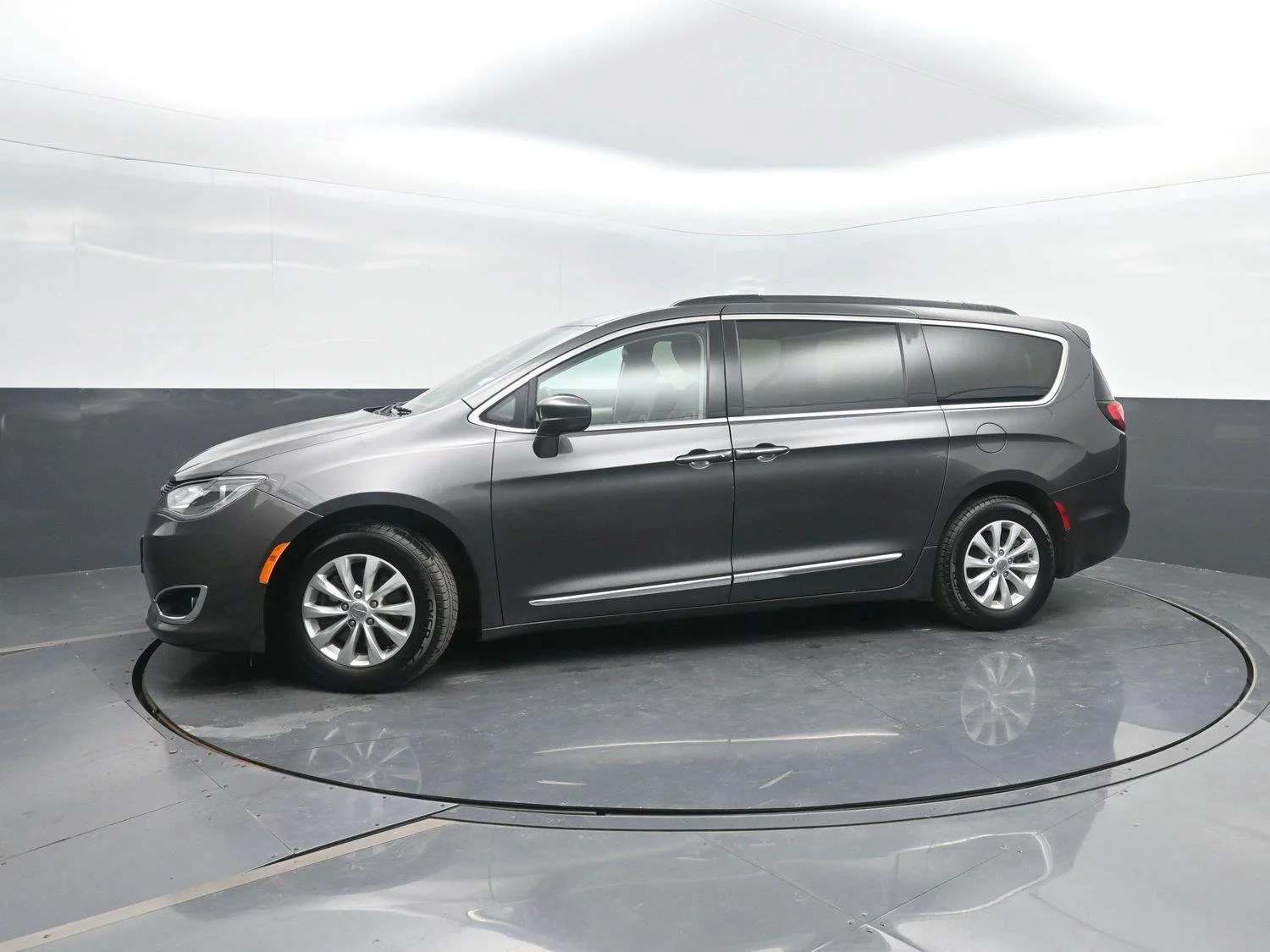 Used 2017 Granite Crystal Metallic Clearcoat Chrysler Touring-L image 38