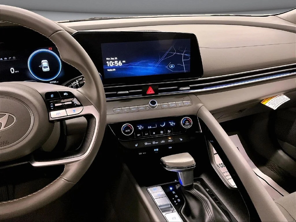 Used 2025 Silver Hyundai SEL Convenience image 9