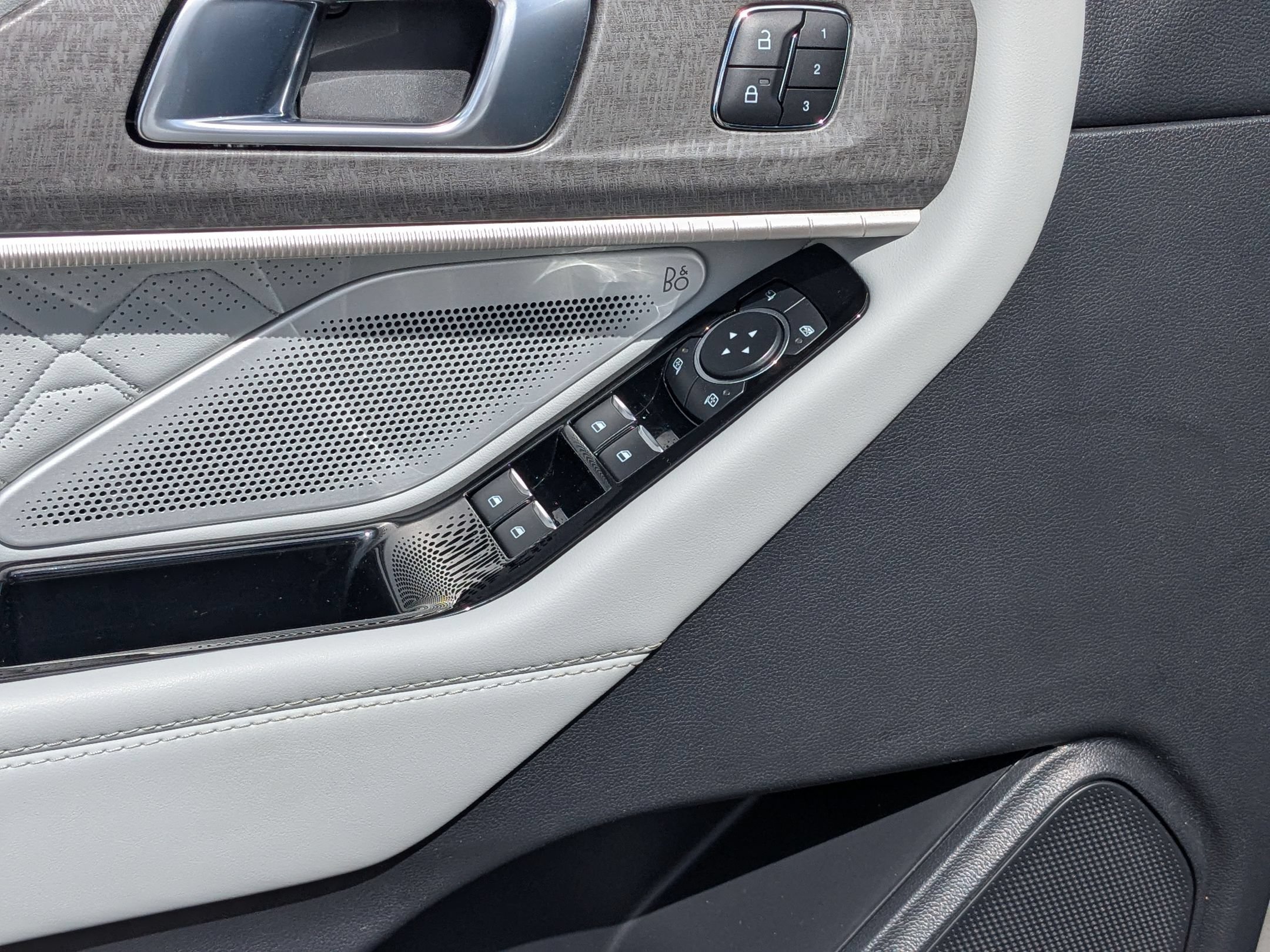 Used 2025 White Metallic Ford Platinum image 14