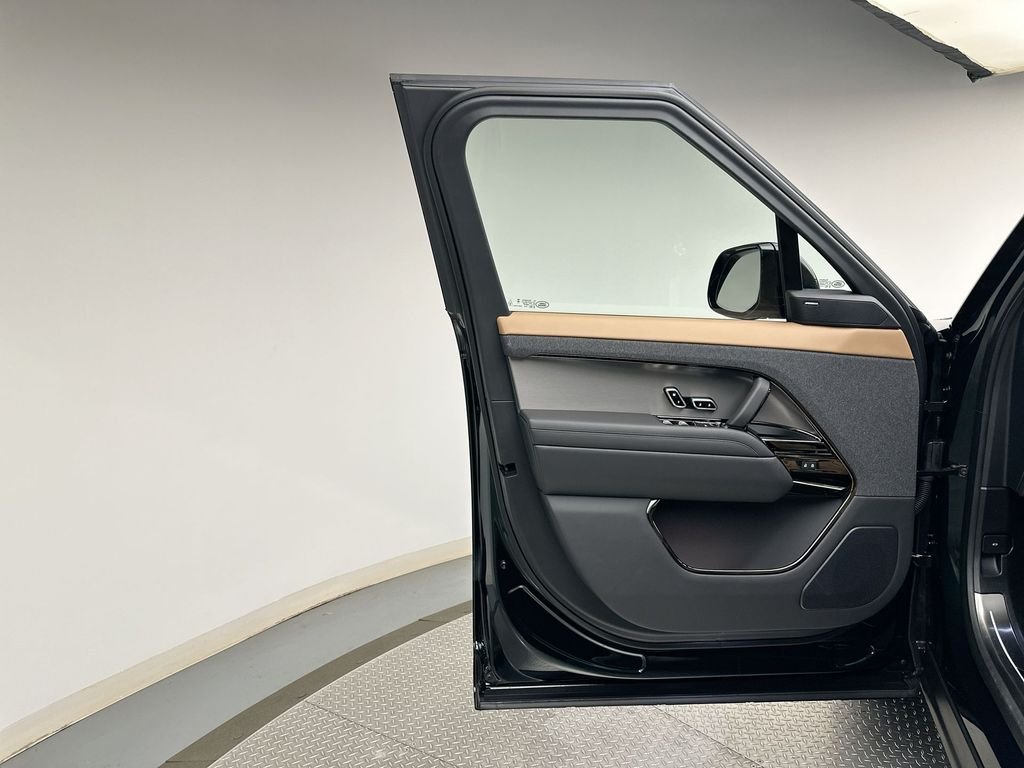 New 2026 British Racing Green SV Bespoke Ultra Met Gloss Land Rover Dynamic SE image 9