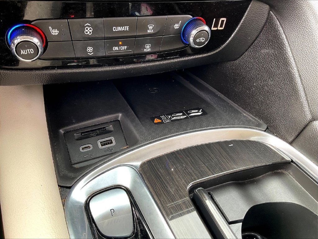 Used 2023 Summit White Buick Essence image 34