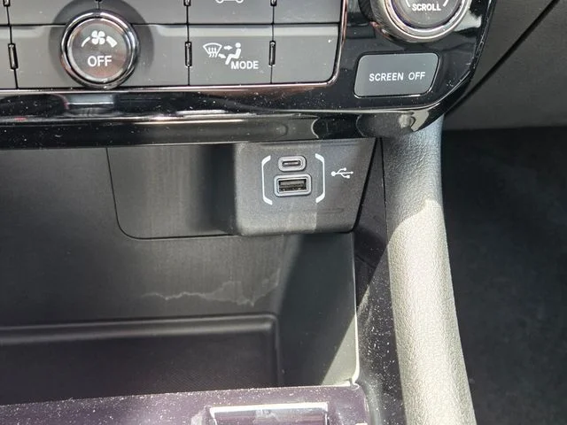 New 2026 Hydro Blue Pearl-Coat Exterior Paint Jeep Latitude image 18