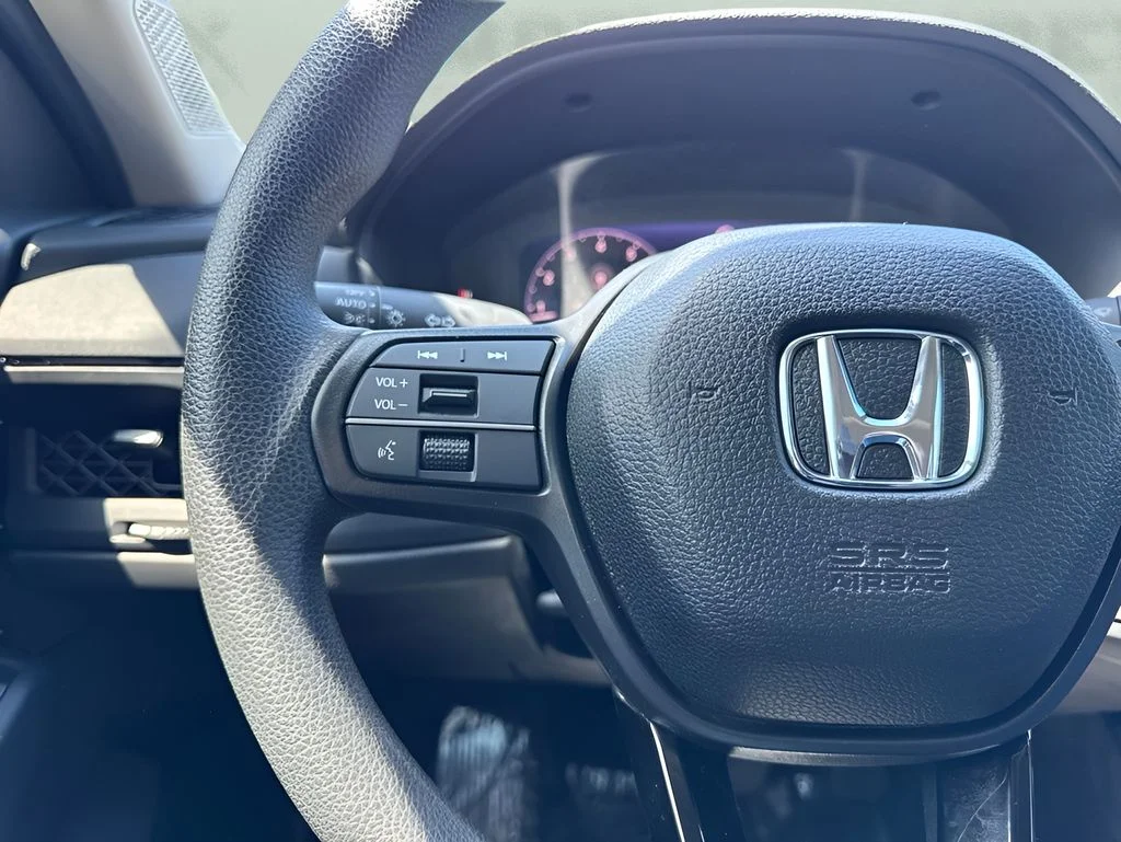 Used 2025 White Honda SE image 15