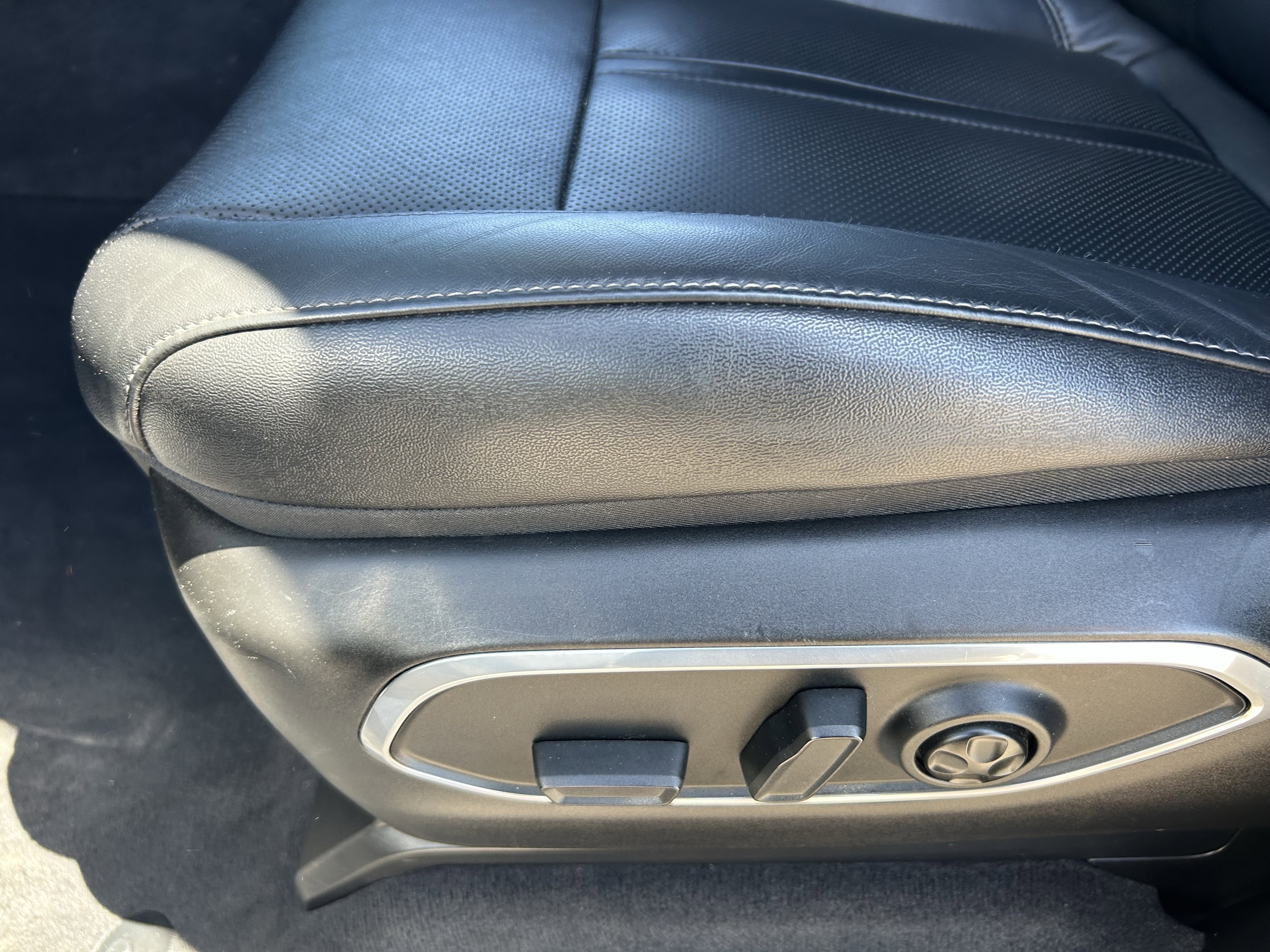 Used 2024 Diamond Black Crystal Pearlcoat Jeep Base image 28