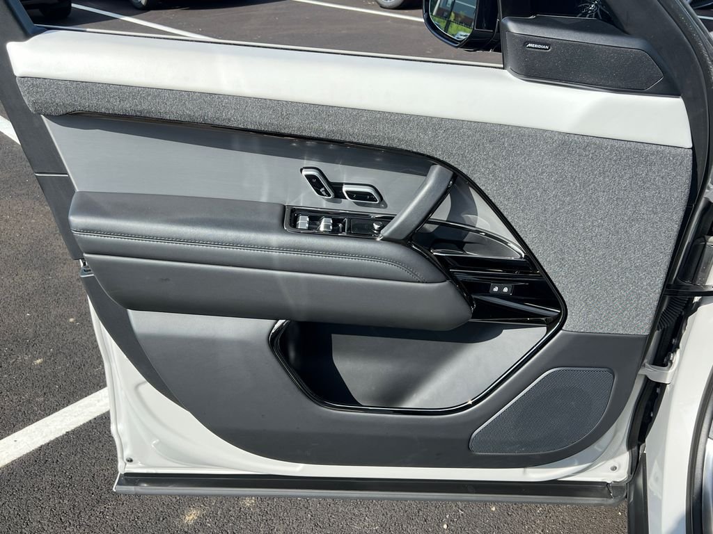 Used 2023  Land Rover SE Dynamic image 10
