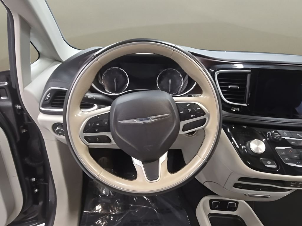Used 2018 Gray Chrysler Limited image 24