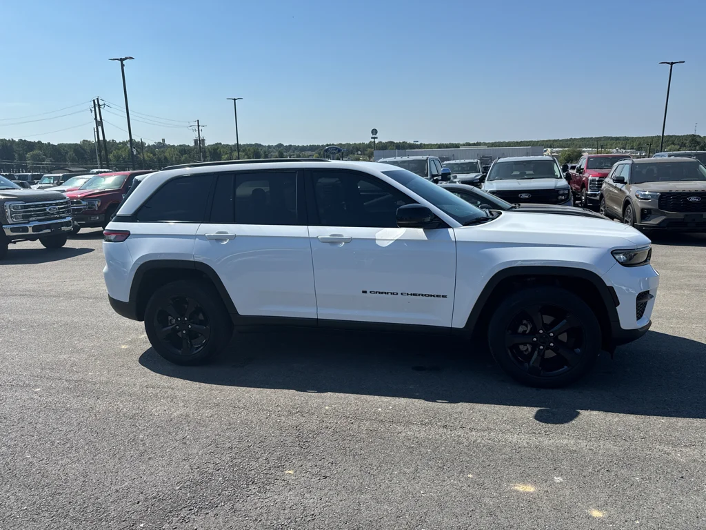 Used 2023 Bright White Clearcoat Jeep Altitude image 4
