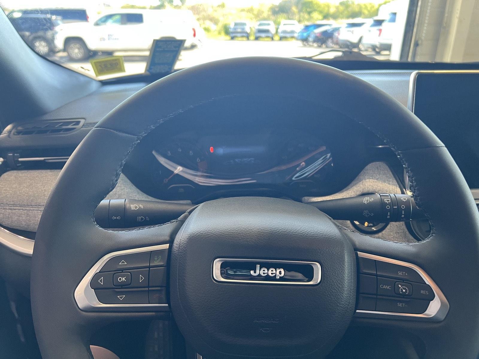 Used 2023 Diamond Black Crystal Pearlcoat Jeep Latitude image 18