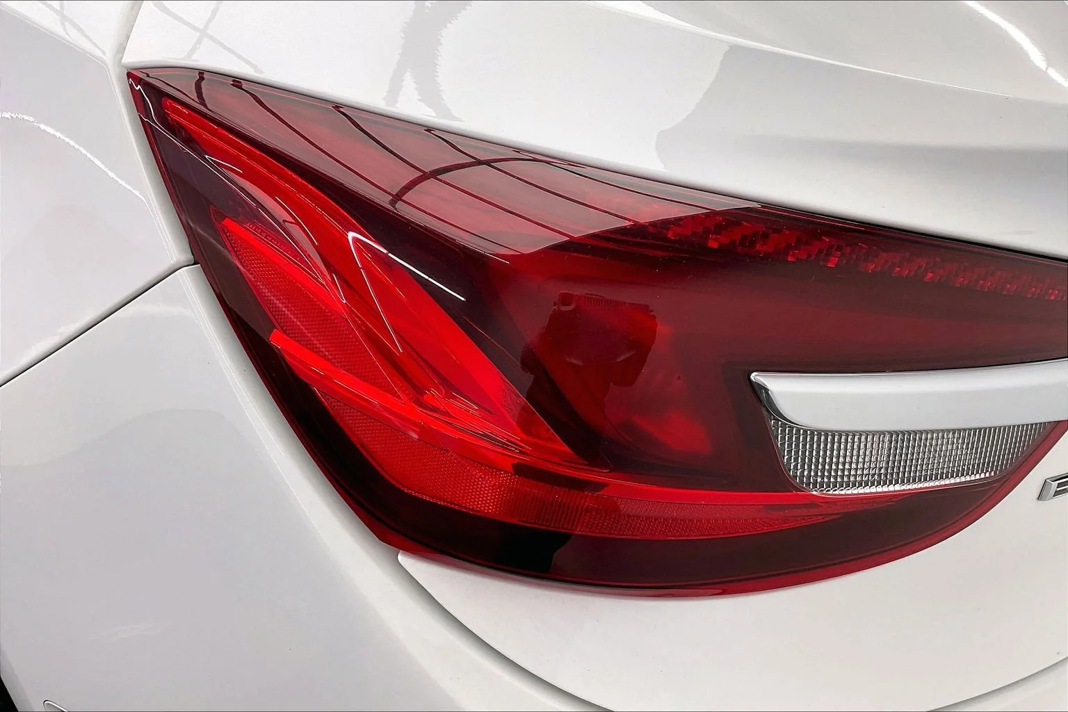 Used 2018 Summit White Buick Premium image 28