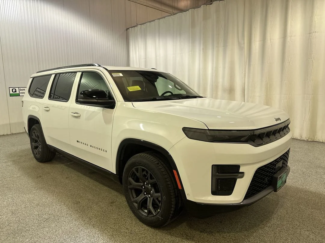 New 2026 Bright White Clear-Coat Exterior Paint Jeep Limited Altitude image 3