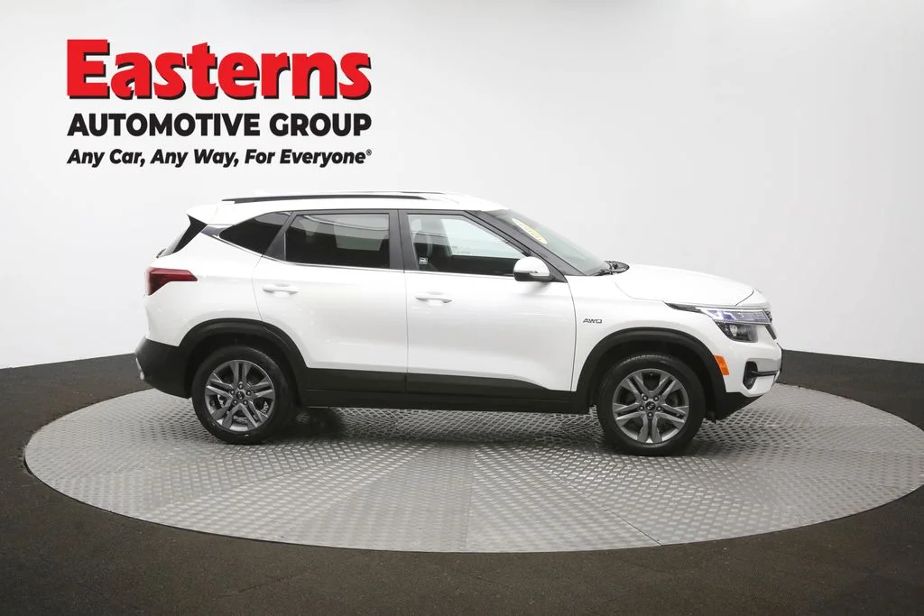 Used 2021 White Kia S image 44