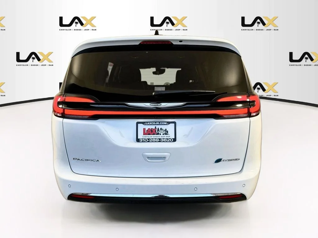 Used 2024 White Chrysler Select image 6
