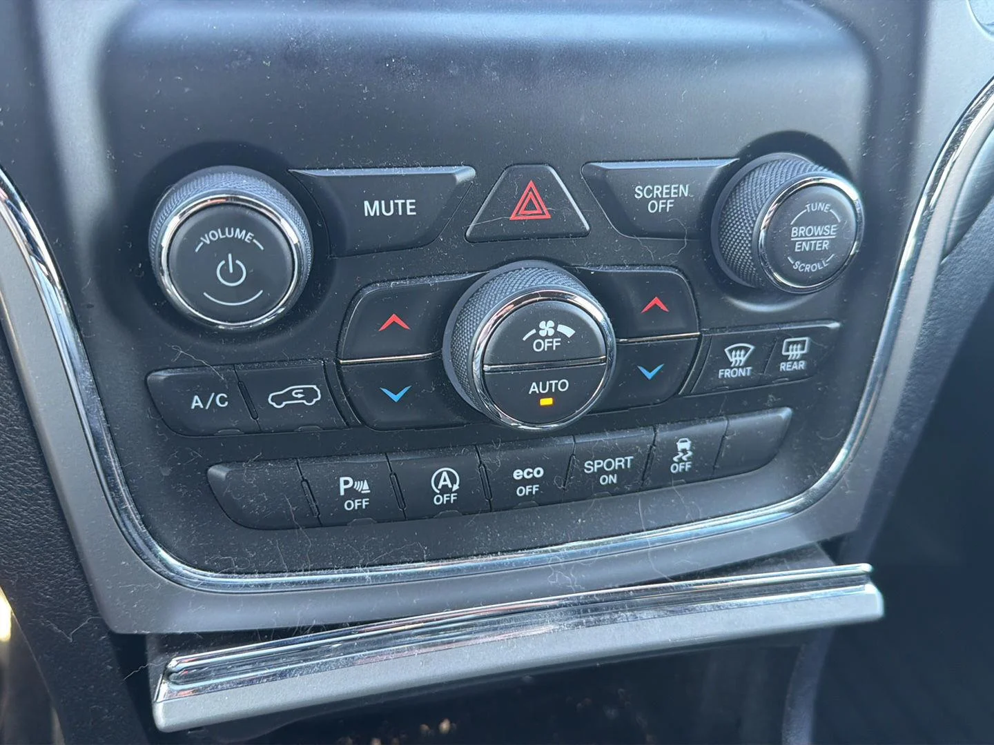 Used 2021 Granite Crystal Metallic Clearcoat Jeep Laredo E image 18