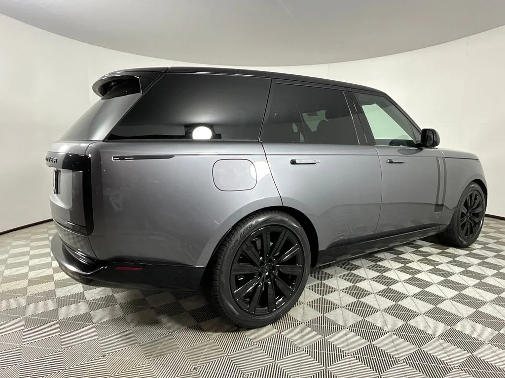 New 2026 Eiger Grey Land Rover SE PHEV image 2