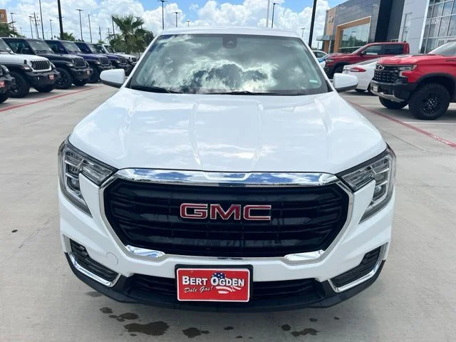Used 2024 White GMC SLE image 2