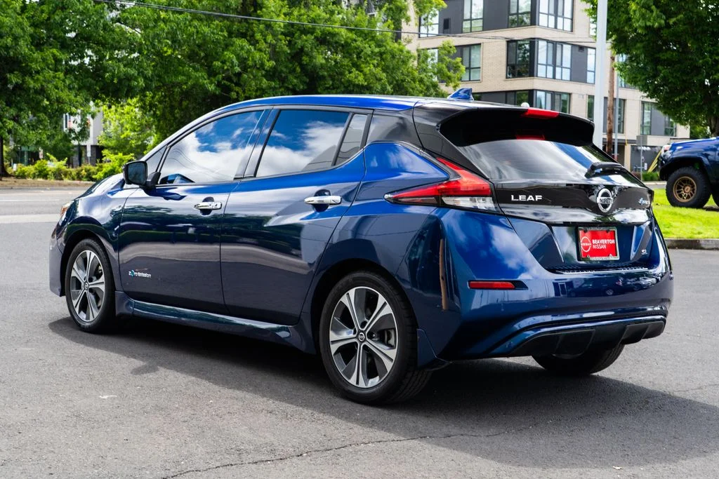 Used 2018 Blue Nissan SL image 4