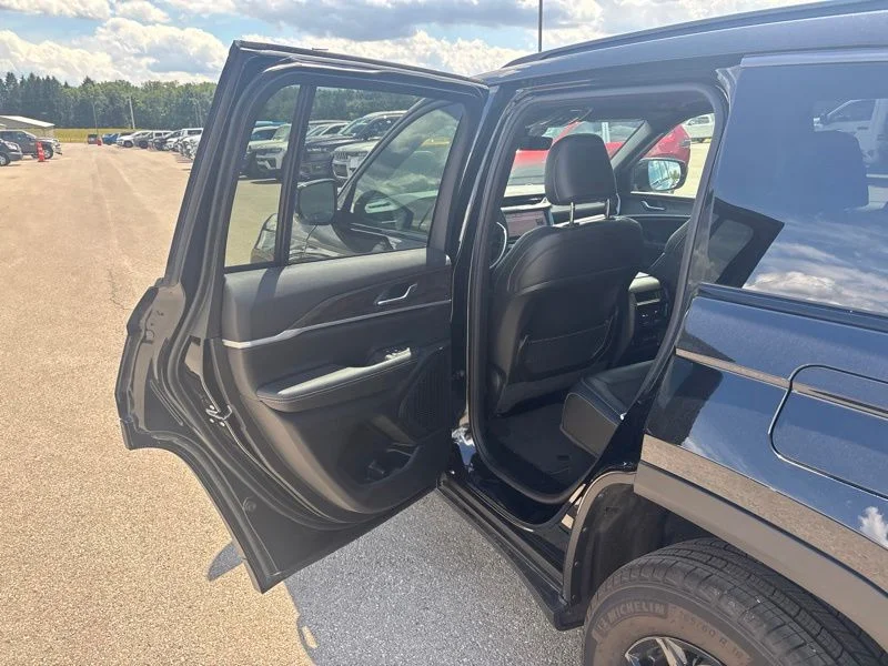 New 2026 Diamond Black Crystal Pearl-Coat Exterior Paint Jeep Laredo Altitude image 16