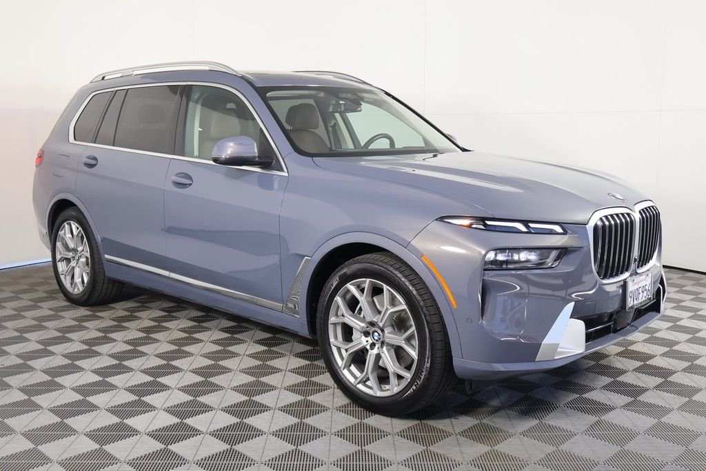 Used 2025  BMW xDrive40i image 3