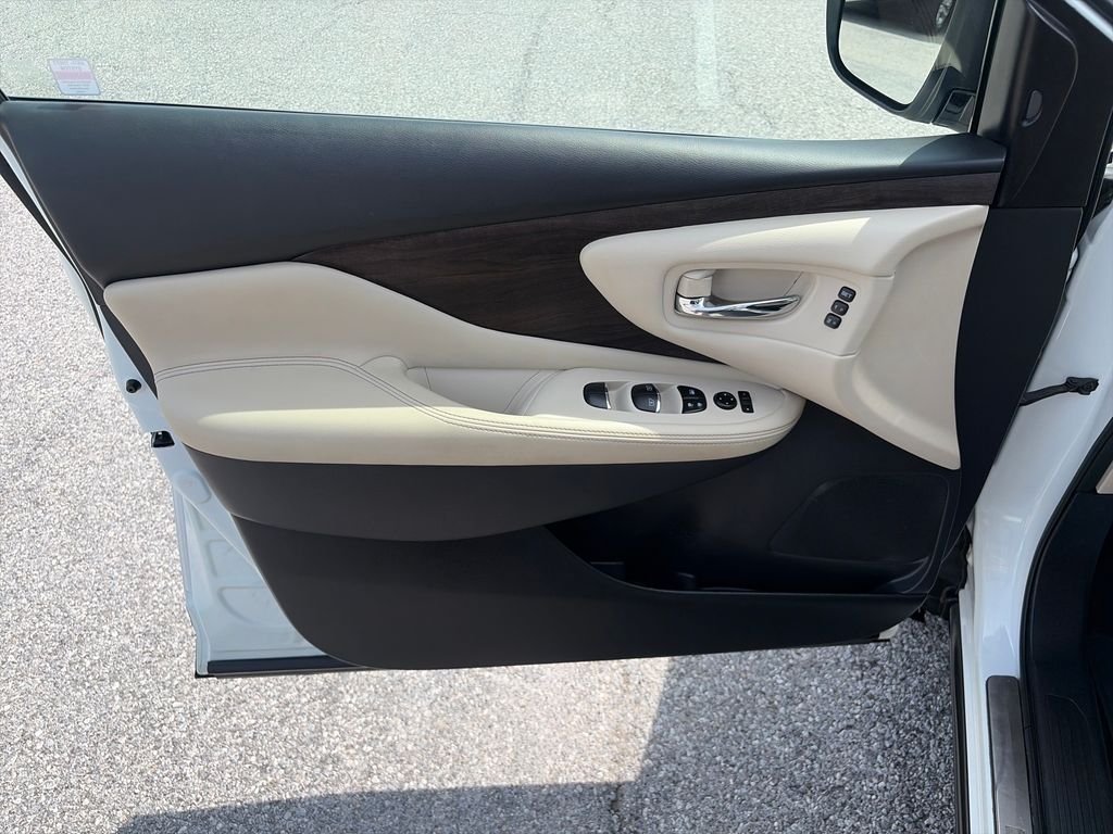 Used 2024 Pearl White Nissan Platinum image 11